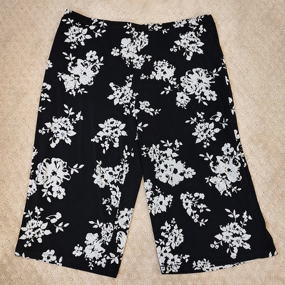Susan Graver Wide-Leg Cropped Pants Pull-On Stretch Floral Black White P…